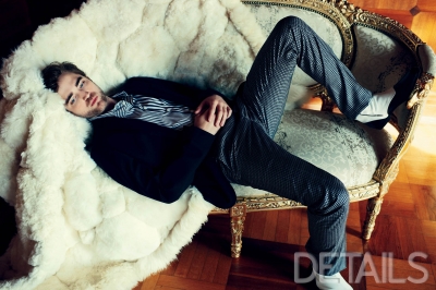 http://robert.pattinson.free.fr/galerie/albums/DETAILS%20MAGAZINE%20PHOTOSHOOT/normal_005.jpg